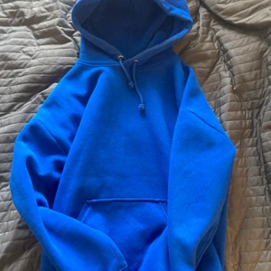 Hoodie bikbok  - Hoodie från bikbok säljes då jag inte får användning av den, den är enbart använd ett fåtal gånger, därav fint skick💕❤️