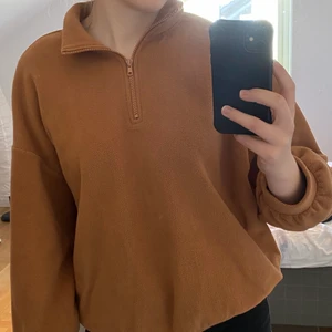 Fleecetröja - En mörkt orange fleecetröja. Från märket Daisy. Vet ej inköpspris. Storlek M, men liten i storleken så passar storlek XS-S. (Jag på bilden är en S) PRIS: 60kr (+ frakt 79kr) Kan mötas upp!