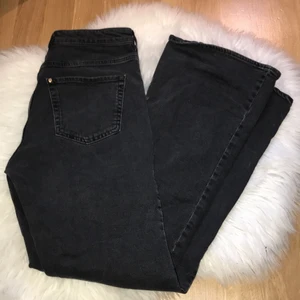 Svarta bootcut jeans strl 40 - Säljer dessa bootcut jeans i strl 40 eftersom de ej kommer till användning. De är i fint skick och är användna 1 gång. Skriv gärna vid intresse! Köparen står för frakt.