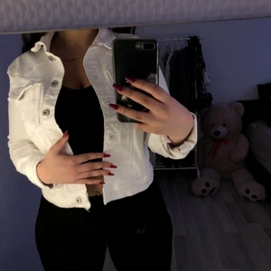 Jeans jacka  - Superfin jeans jacka som jag tyvärr aldrig använt eftersom den är tajt av sig köpt för 499🤍