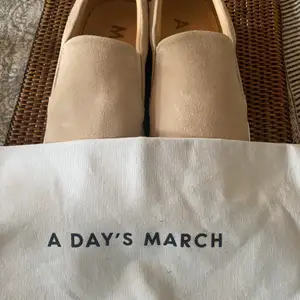 Helt nya a days march mocka slip-ons. Otroligt bekväma och väldigt snygga inför sommaren. Köpt för 1200 kr, säljer för att d inte passar. Helt slutsålda. Dustbag kommer med!