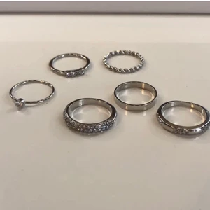 Ringar - Testar igen! Nya ringar från Kappahl säljer eftersom att dom är förstora för mig alla för 30 kan köpas enskilt också, pris kan diskuteras🌸 strl L