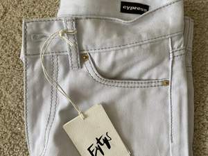 Helt nya eytys jeans i en vit/ ljus ljus lila färg. För små för mig. Väldigt små i storlek. Skulle säga mer än 26 eller 27 