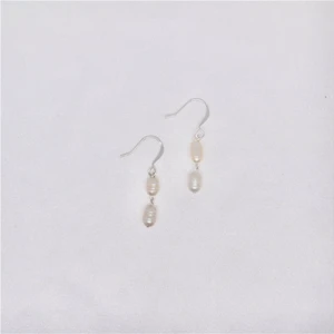 Örhängen Sötvattenspärlor - Handgjorda sötvattenspärlörhängen. Örhängena är silver/guld pläterade, och klarar av vatten. Finns i flera färger och pärlor på min sida!                                                                                       -                                                                                                 Köp 3 betala för 2! Packar säkert och fint, går att ge som present redan i posten. Frakt kostar 13 kr 📦                            Hör av dig vid frågor 💕 /Isadoras Silver