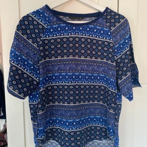 Only blus/t-shirt - Säljer en blå blus från only! Den är numera för liten och endast använd fåtal gånger. 