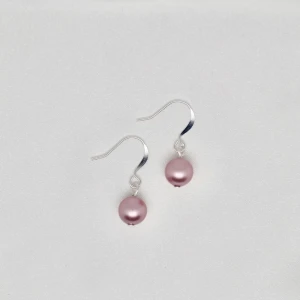 Örhängen - Handgjorda örhängen. Örhängena är silver/guld pläterade, och klarar av vatten. Finns i flera färger och pärlor på min sida! Pärlorna är 0,8 cm                                                               -                                                                                                 Köp 3 betala för 2! Packar säkert och fint, går att ge som present redan i posten. Frakt kostar 13 kr 📦                            Hör av dig vid frågor 💕 /Isadoras Silver