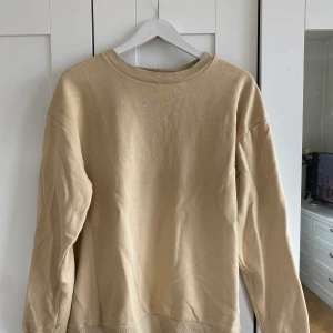 Lager 157 - En skit fin beige sweatshirt med lös passform