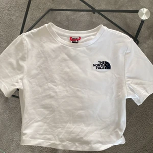 Northface croppad - Helt ny men tyvärr lite fläckar vid halsen men går att tvätta bort 