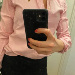 Ralph Lauren skjorta  - Rosa Ralph Lauren skjorta i strl 2 slim fit (jag har xs/s) jätte fint skick🌸