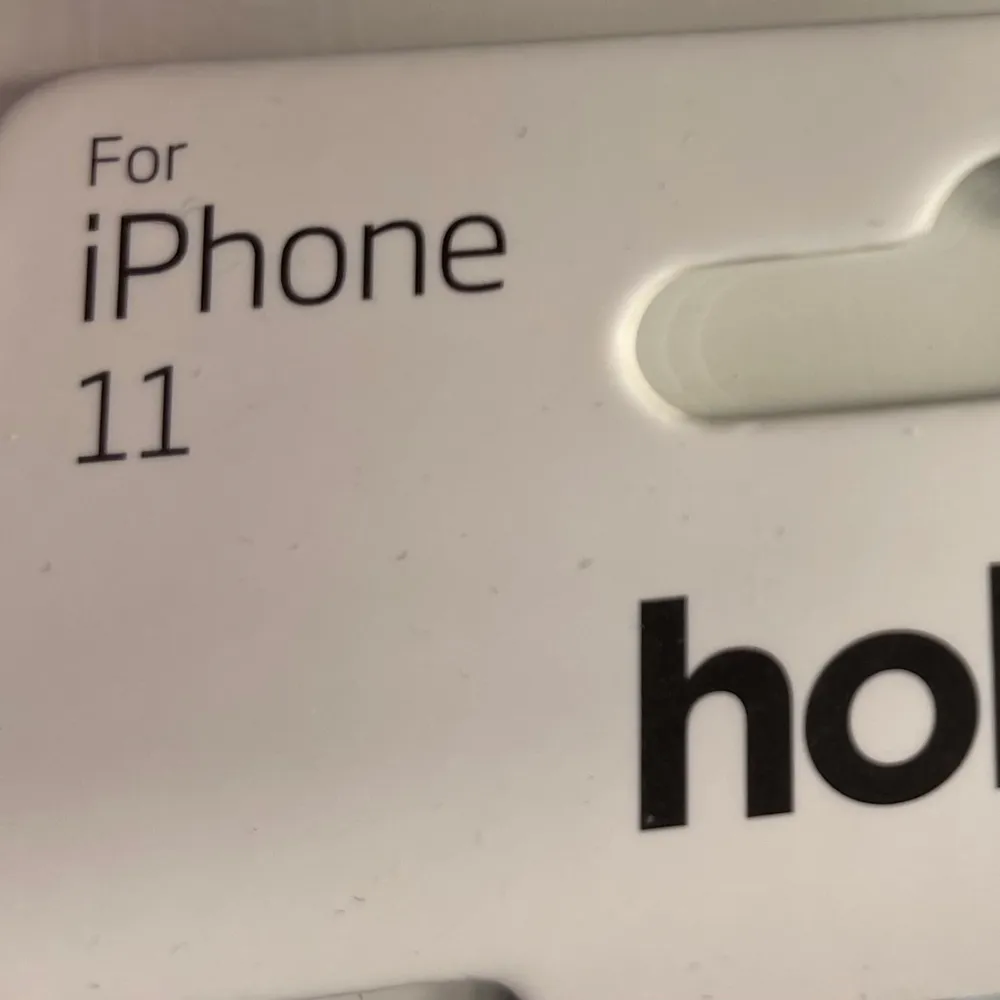 2 Holdit mobilskal för iPhone 11, svart och transparent. Helt oanvända då det blev ett felköp! 75kr styck eller 100kr för båda!✨. Övrigt.