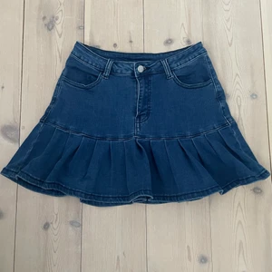 Jeans kjol - Jeans kjol perfekt till sommaren! Den är i stretchigt jeans material. Storleken är M och midjemått rakt över: 35-43cm. Har ni några frågor så är det fritt fram att komma privat så svarar jag så snabbt som möjligt🥰