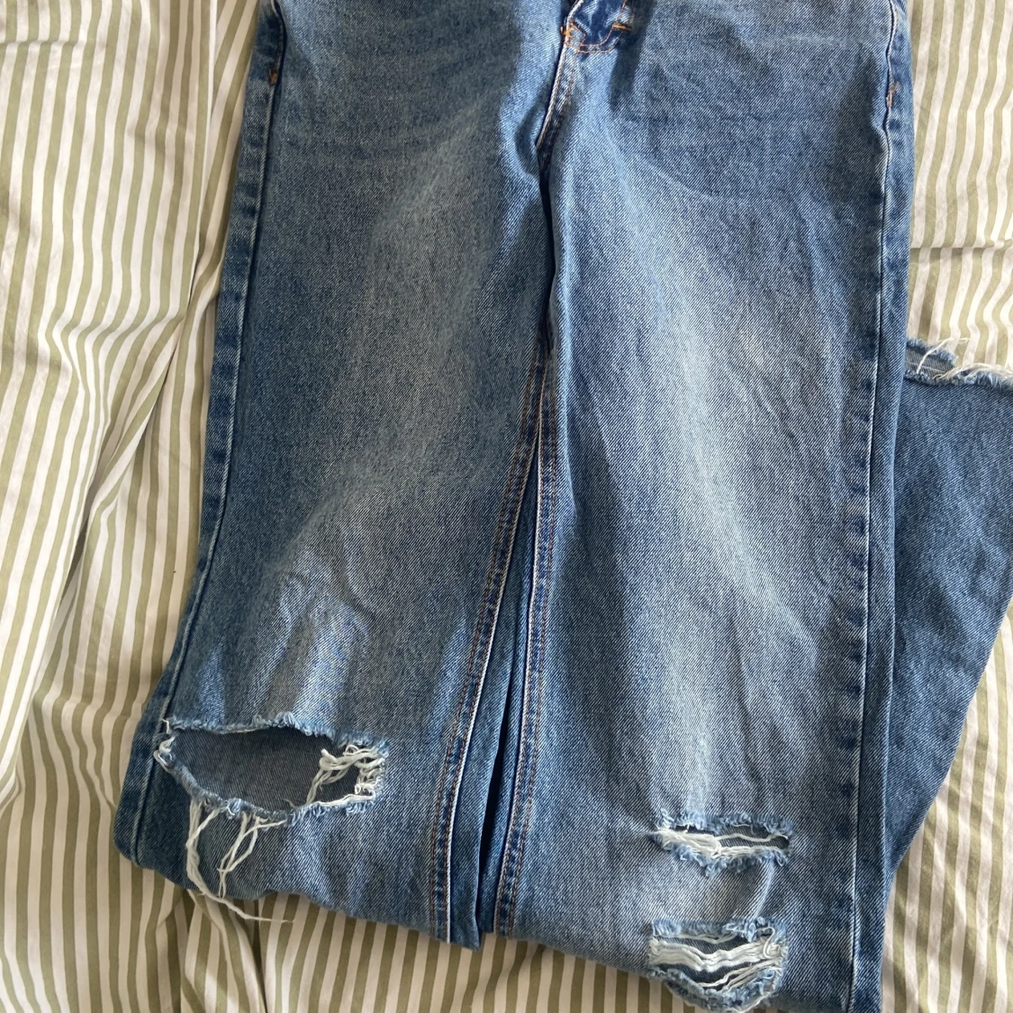 Ett par raka jeans från PULL&BEAR  - 90