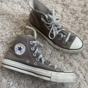 Grå/bruna converse  - Köpta här på plick men passade inte mig. Säljes pga förstora