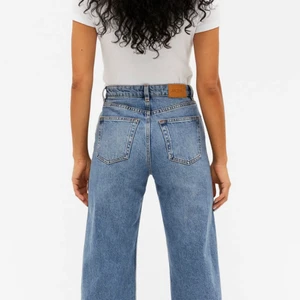 YOKO jeans Monki stl 24 - Jättesnygga yoko jeans i storlek 24 från Monki. Färgen är mid blue. Jättefint skick. Hör gärna av dig om du är intresserad.