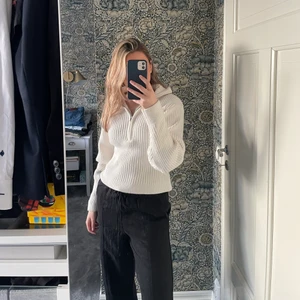 Stickad vit tröja  - Jättemysig vit stickad tröja med half zip från H&M!! Långa och mysiga ärmar. 🤍🤍 nästa helt ny! Storlek S. Köparen står för frakten 66kr (spårbar) 