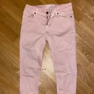 Superfina rosa jeans från Only, perfekta till sommaren! Stl 32/34, knappt använda. 