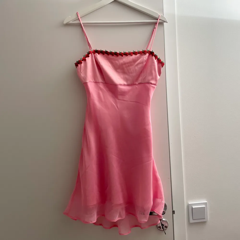 Sugar Trillz satin slipklänning 🍓🍓🍓 nyskick, säljs pga kommer inte till användning. Klänningar.