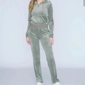 Juicy couture  - Säljer mitt juicy sett i färgen chinois green. Koftan är endast testad o byxorna är bara använda hemma max 4 gånger. Koftan är i storlek S o byxorna är M. Priset kan diskuteras vid snabb affär. 