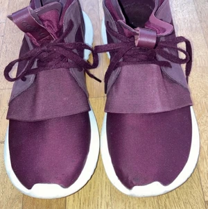 Adidas tubular - Vinröda adidas tubular sneakers storlek 38,5. Finns lite tecken på användning men fortfarande fina och har absolut mer att ge. Skickar med postnord spårbart 66kr.