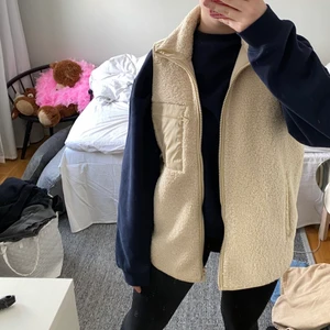 Väst från envii  - Säljer denna väst från envii (köpt på Junkyard) då den inte kommer till användning, endast använd ett fåtal gånger😊 Jag är 163 cm och västen är strl xs/s