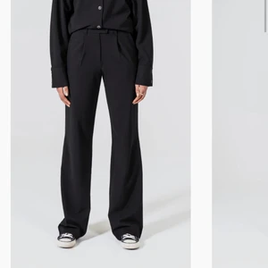 LXA Loose suit pants - Säljer ett par oanvända kostymbyxor från LXA, prislappen är kvar. Jag är 175 och de går ner till hälarna på mig. Säljer då jag köpte i S också och de satt bättre på mig. Slutsålda på hemsidan i storlek M. Nypris 699