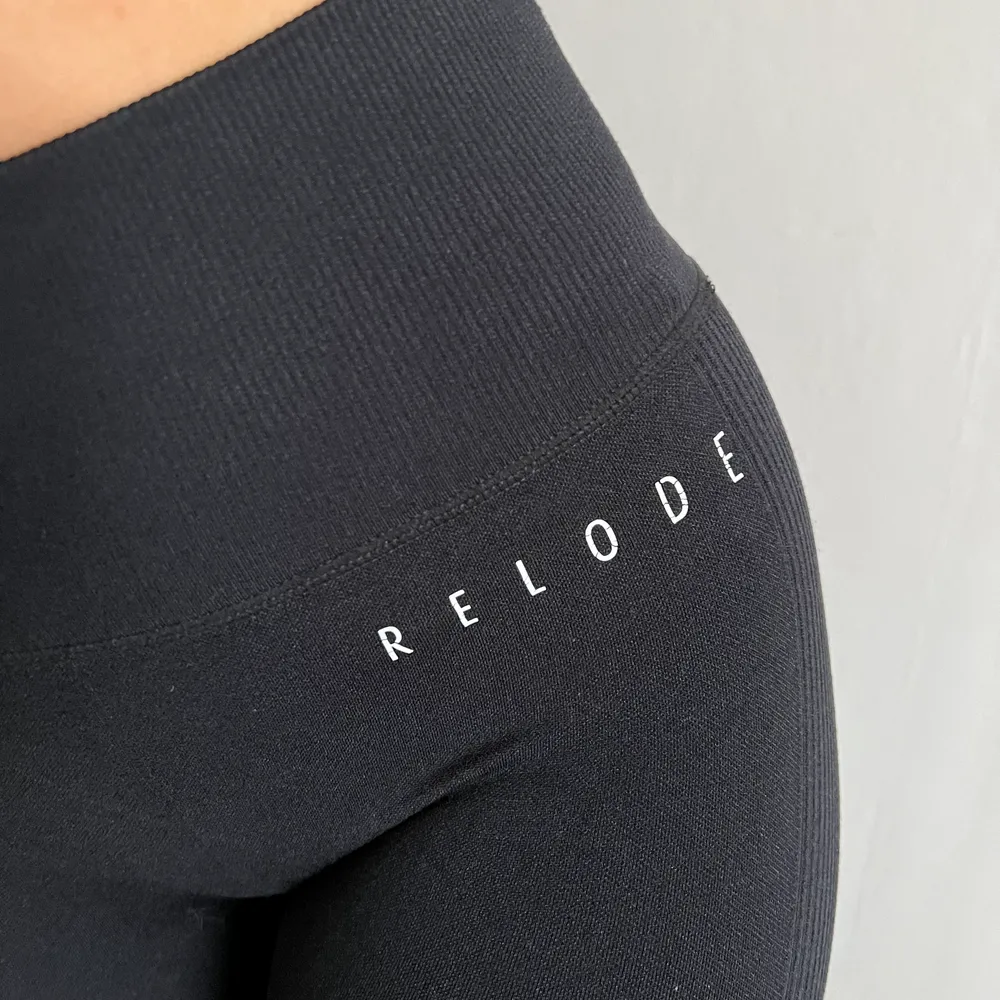 Säljer ett par slipstream seamless tights från Relode. Använda och relode texten är lite urtvättad. Storlek XS, väldigt stretchiga. Nypris: 599kr, mitt pris 150kr.. Jeans & Byxor.