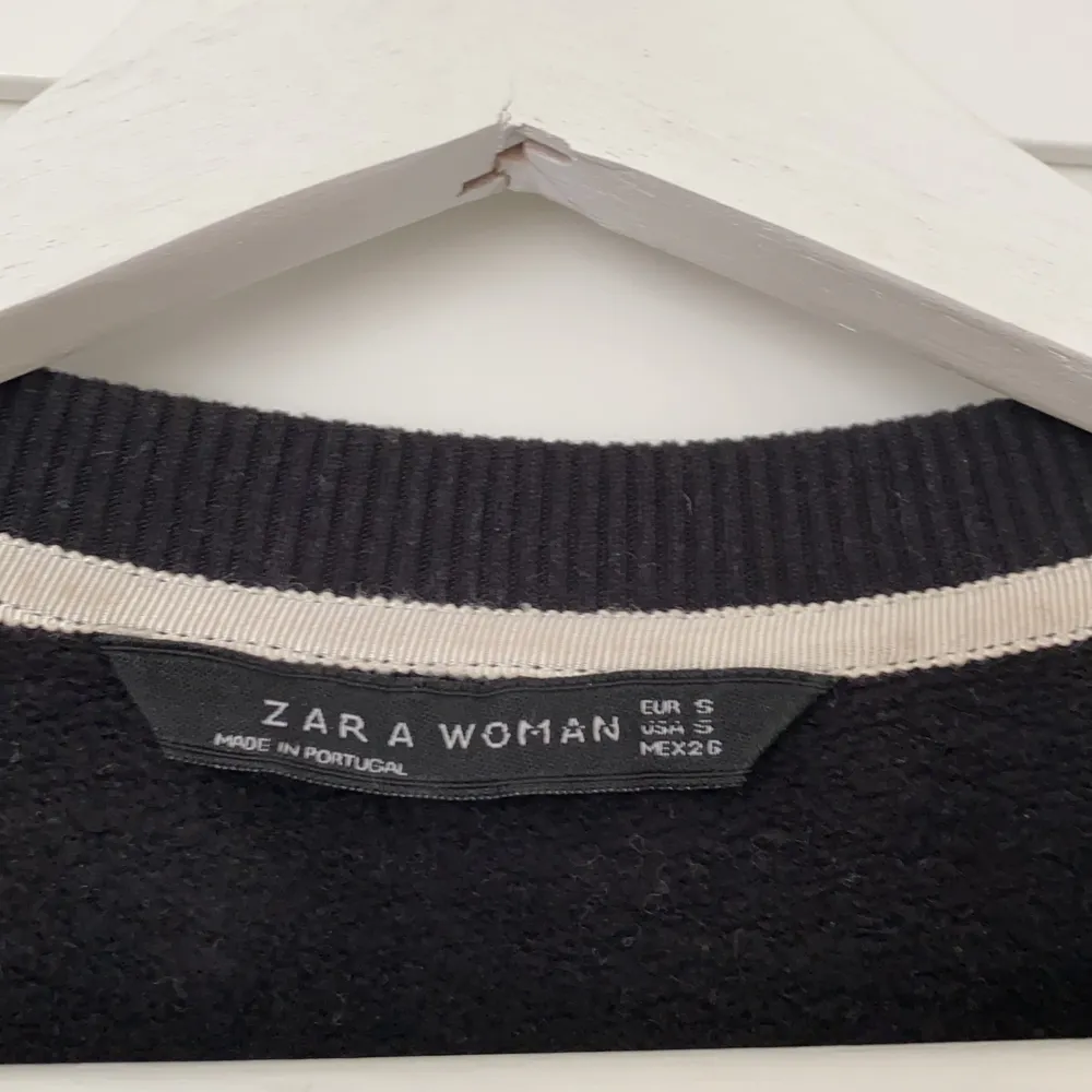 Svart tröja från Zara, storlek S . Tröjor & Koftor.