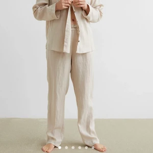 Beige linneskjorta + linnebyxor  - Beiget set i 100% linne från H&m. Obs uppsydda mäter ca 60-65 cm från grenen ner, men är lite oversize/sitter löst så är inte korta. Fint skick! Inget att anmärka på. Köparen står för frakten! 