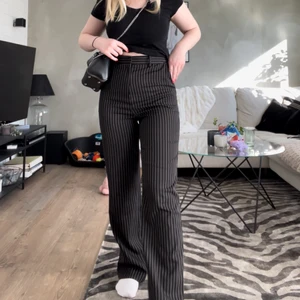 Randiga kostymbyxor  - Funderar på o sälja dessa fina randiga kostymbyxor. De går att ha både med och utan skärp. Byxorna utan skärp är på första bilden ❤️ storlek 36 och passar 36-38. 