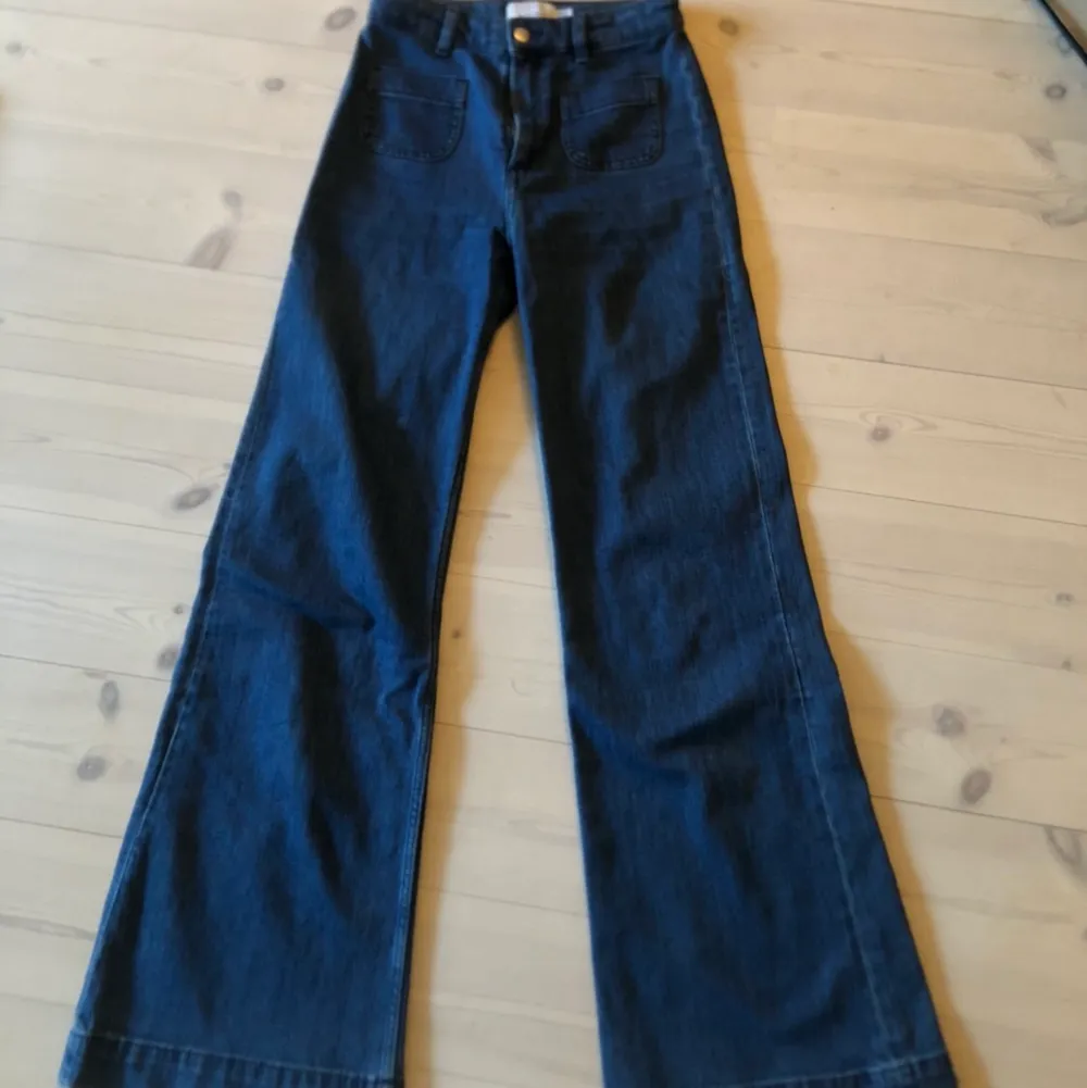 Jättefina flared högmidjade jeans från & Other Stories! Köpte för 790kr och säljer då de blivit lite för små. De är den färgen som visas på första bilden, alltså lite mörkare än bilderna från hemsidan. Midjemåttet är 35cm och innerbensmåttet är 81cm. Skriv vid intresse!❤️😚. Jeans & Byxor.