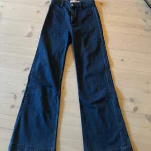 Jättefina flared högmidjade jeans från & Other Stories! Köpte för 790kr och säljer då de blivit lite för små. De är den färgen som visas på första bilden, alltså lite mörkare än bilderna från hemsidan. Midjemåttet är 35cm och innerbensmåttet är 81cm. Skriv vid intresse!❤️😚