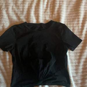 En svart H&M T-shirt med knut längst ner⚡️ Avklippt lapp men är nästan säker på att den är storlek 146/152.💞