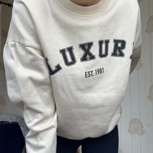 Sweatshirt!  - En väldigt skön och snygg sweatshirt från Asos! Står storlek 8 skulle säga att det motsvarar en S