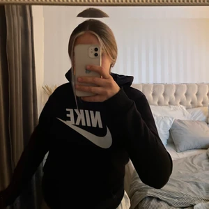 Nike hoodie - Mörkblå nikehoodie i nyskick
