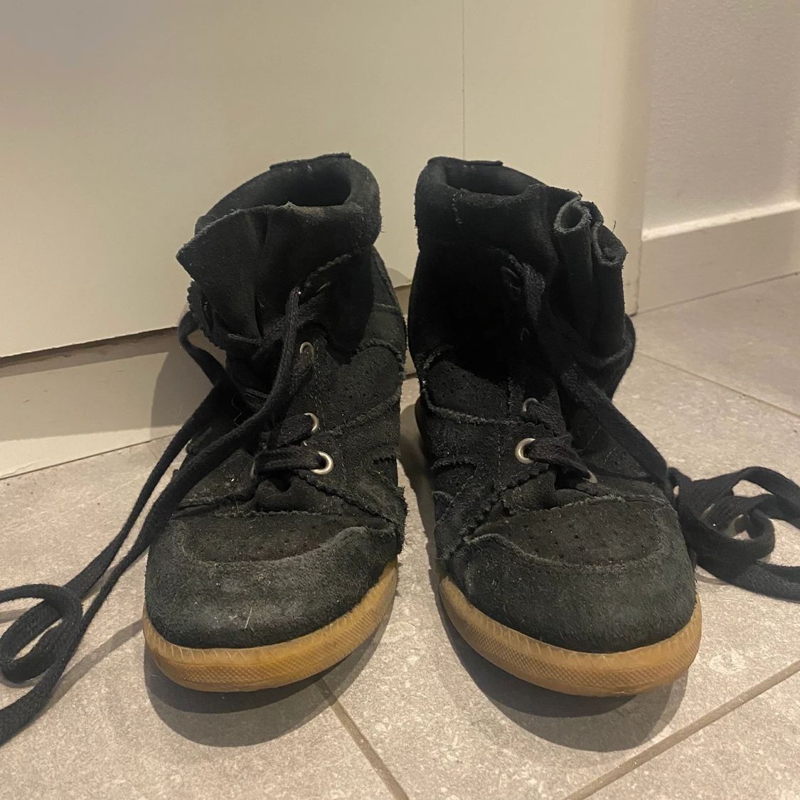 Sneakers liknande med klack 