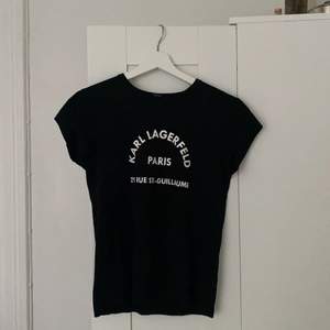 Svart Karl Lagerfeld T-shirt med vitt tryck. Storlek xs