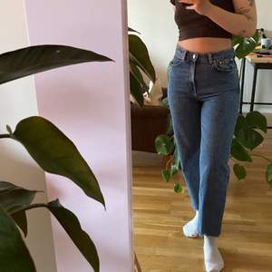 Avklippta jeans från Weekday i modellen Voyage! Jag är 160 för referens 🤠 Fint skick! 