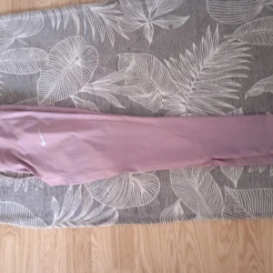 Nike - Nike tights storlek 38 typ small/medium stretchiga kostar 399 nya mitt pris 150 plus 66kr spårbar frakt 