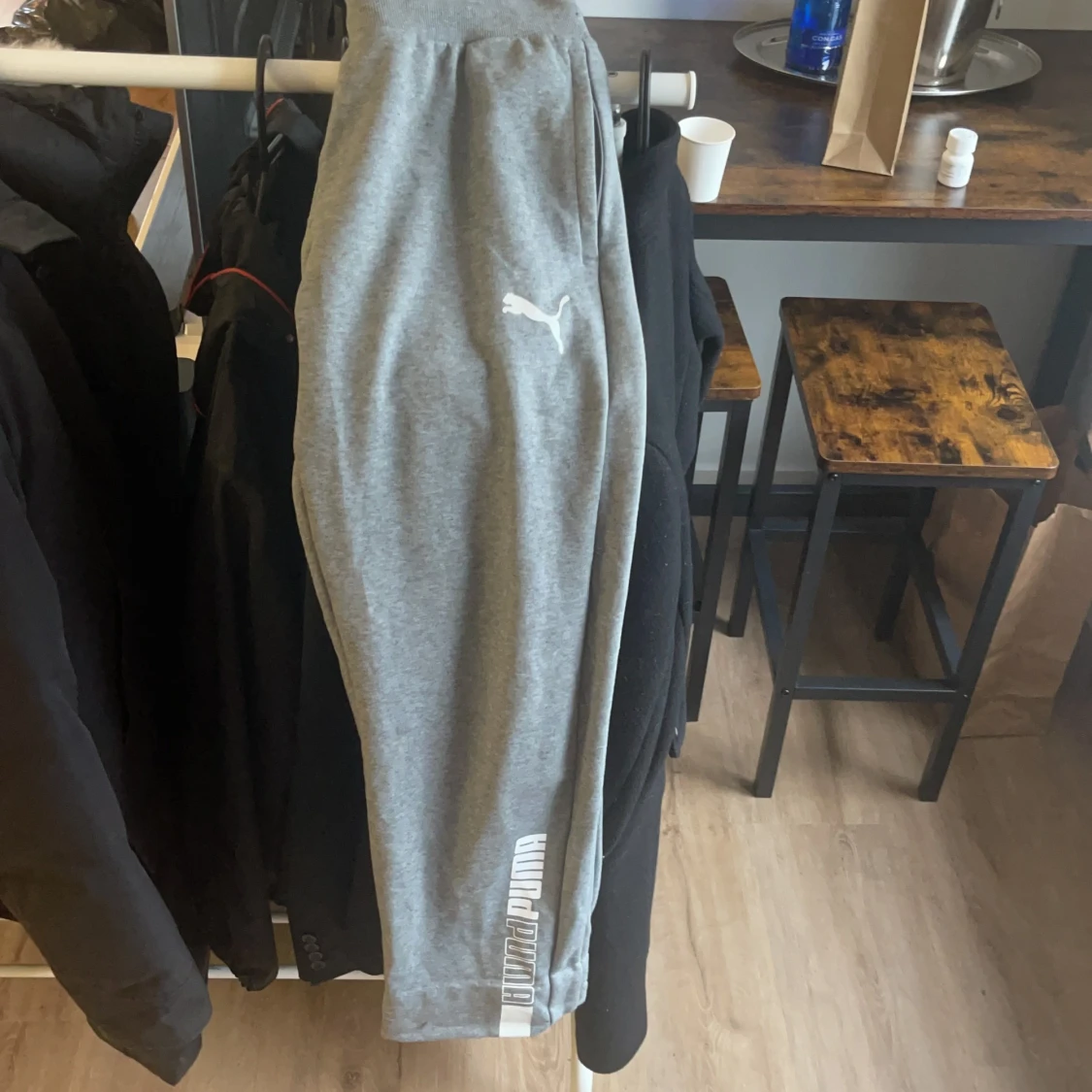 Puma byxor som är raka. Strl : L - 90