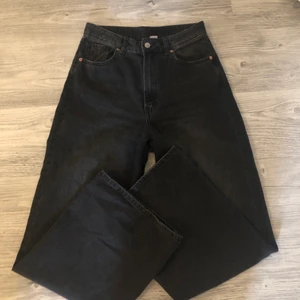 Utsvängda jeans  - Säljer dessa super snygga jeans, dem är utsvängda och svarta. 