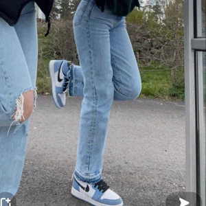 Levis Jeans - Säljer ett av mina par favoritjeans för att dom har blivit för små (bilden på passformen är gammal). Vält använda (därav priset) men endå i bra skick. Första bilden visar hur färgen ser ut i verkligheten. Köpta för 1000kr o säljer för 300kr men pris kan diskuteras💕