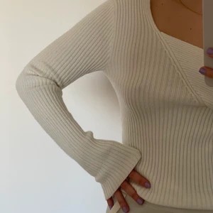 Vit stickad asymmetrisk topp - Liiiiite genomskinlig på ena sidan, långa ärmar och väldigt mjukt och skönt tyg. Sparsamt använd ✨