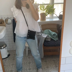 Vit blus otherstories  - Intressekoll på denna slutsålda blusen från &otherstories! Så fin nu till våren och sommaren 💕 helt ny och aldrig använd med lappen kvar! Skriv till mig om du undrar något 🥰 säljer för ordinarie pris eller skickar tillbaka 💕