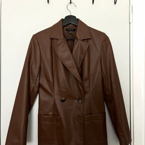 Skinnjacka - Superfin tunn skinnjacka. Slutsåld på zalando. Fint skick. Har bara använt den ett fåtal gånger<3