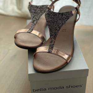 Säljer dessa super fina glittriga sandaler. Ett danskt märke Bella Moda i strl 39. Kartong följer med och skorna är använda ett fåtal ggr. 