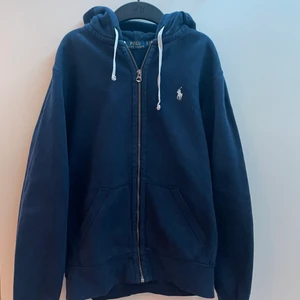 Ralph Lauren zip hoodie - Är 174 o den är påränsen på att va för liten för mig. 