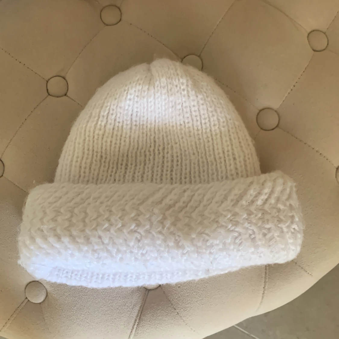Vit stickad mössa