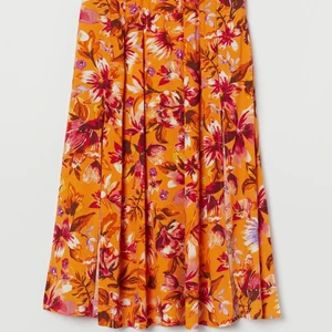 Orange kjol - Orange kjol från hm som aldrig kommit till användning. Helt ny, storlek M. Slutsåld överallt.