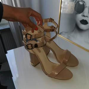 Beige klackskor topshop - Beige klackskor med gulddetaljer från topshop. Knappt använda. Strl 39