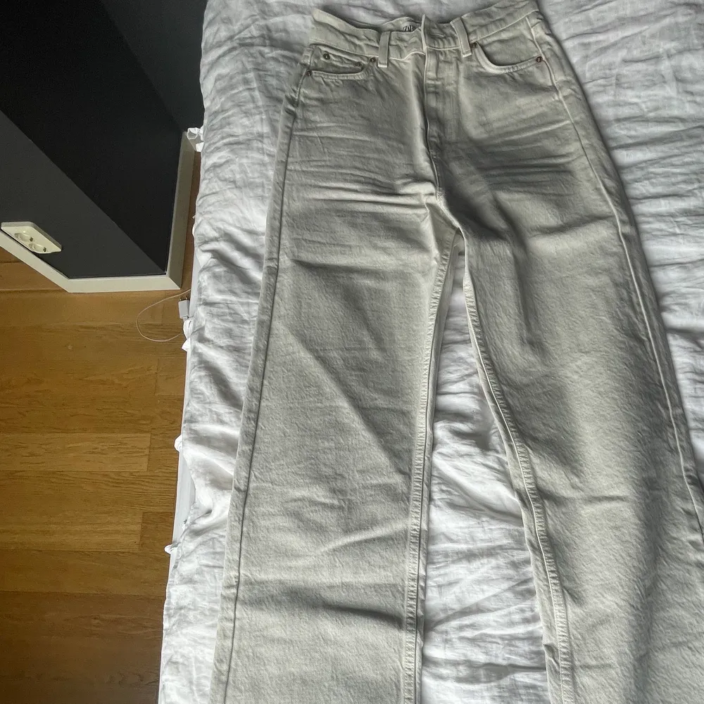 Säljer dessa superfina beigea jeans från Zara i storlek 34, de är lite för små därav jag säljer dom. Inte använda mer än 3 gånger, så är i väldigt bra skick + fläckfria! 💕💕 Jeansen är slutsålda och finns inte längre på hemsidan. Jag är 168cm och de är i en perfekt längd, nästan gränsen till för långa, kan skicka fler bilder vid intresse👊🏻. Jeans & Byxor.